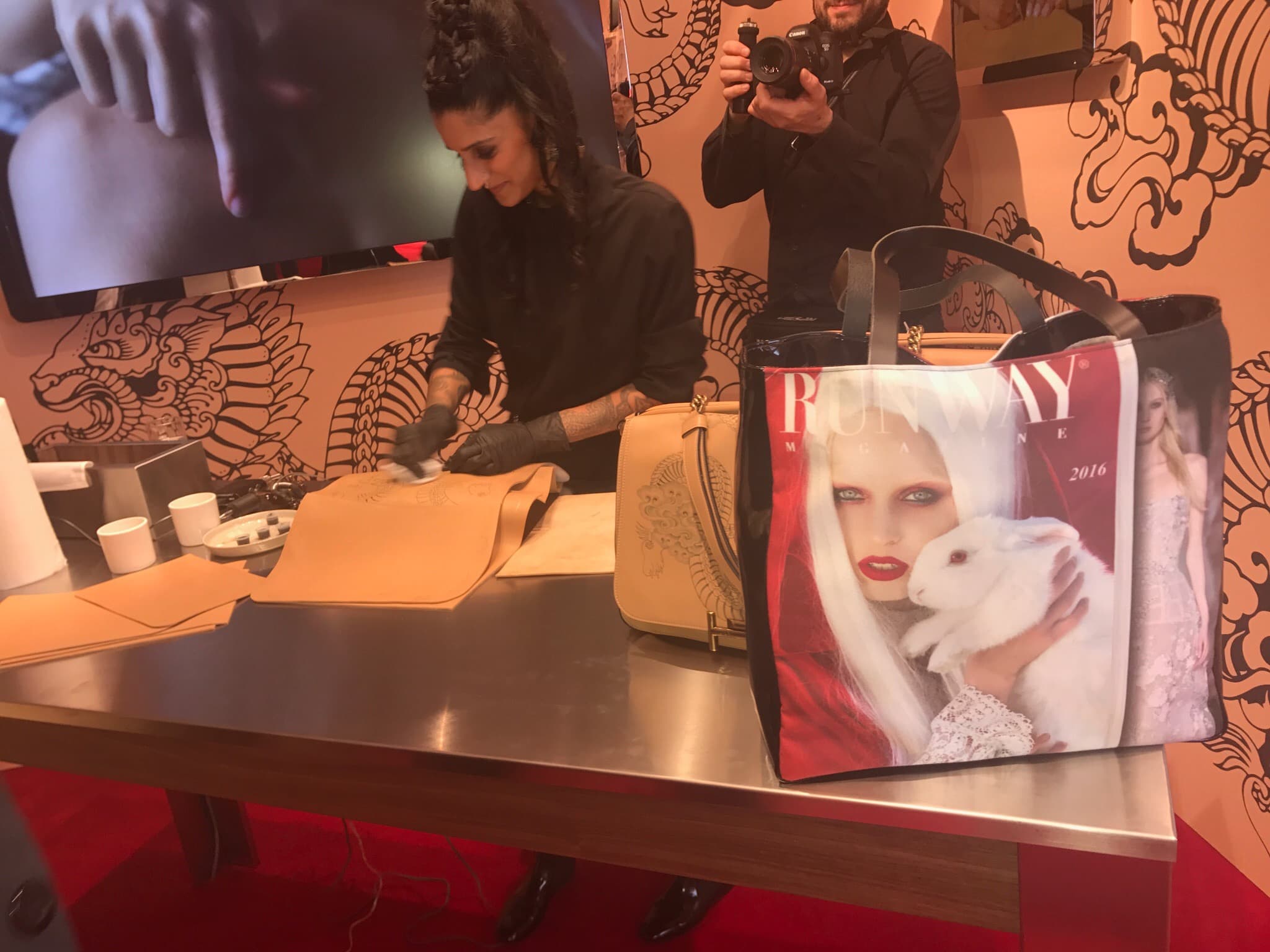 パリファッションウィークのトッズでの素晴らしいイベント Runway 雑誌