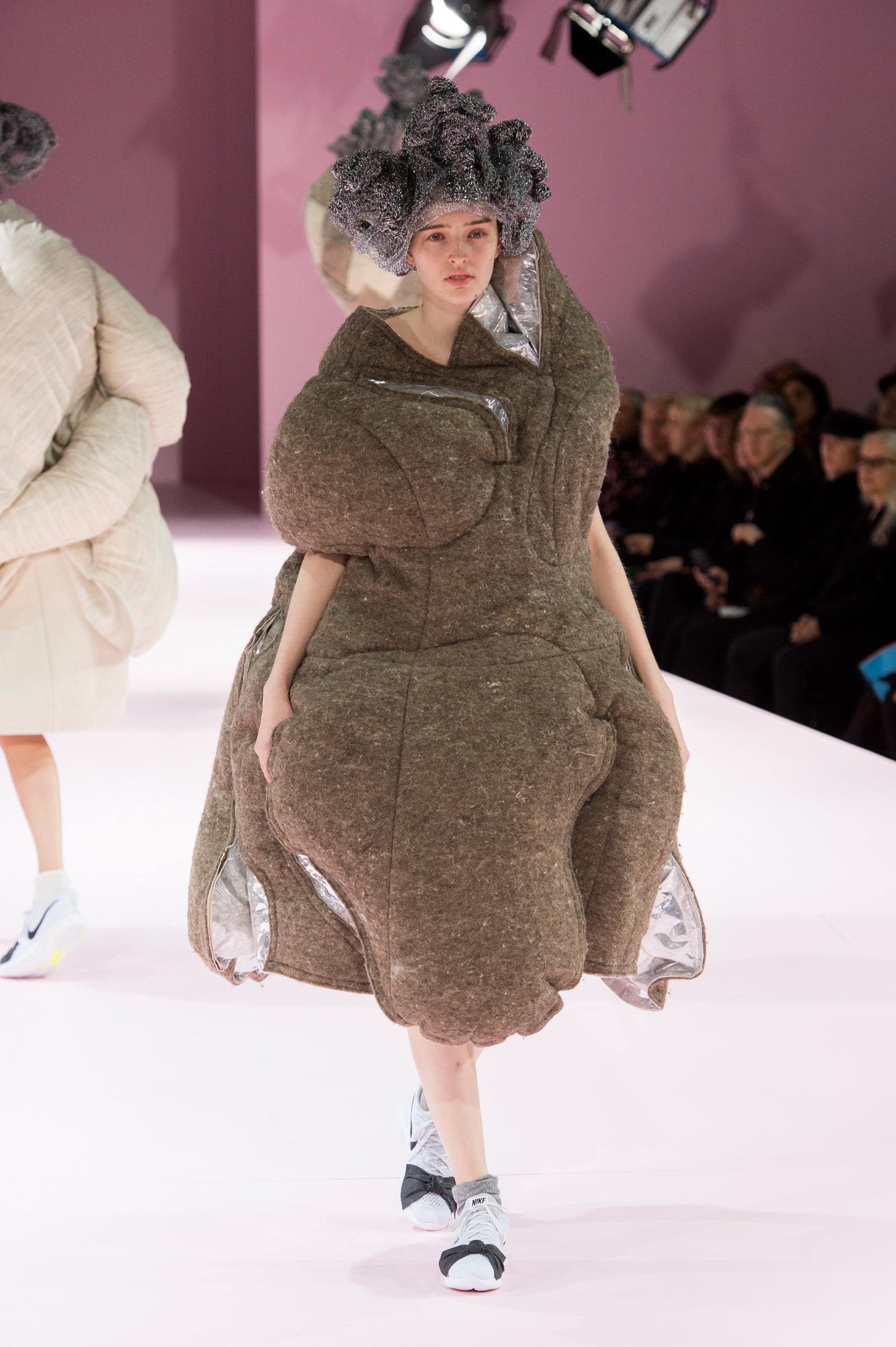 omme_des_Garcons_fall_winter_2017_2018_Paris_Fashion_Week_Runway_Revista