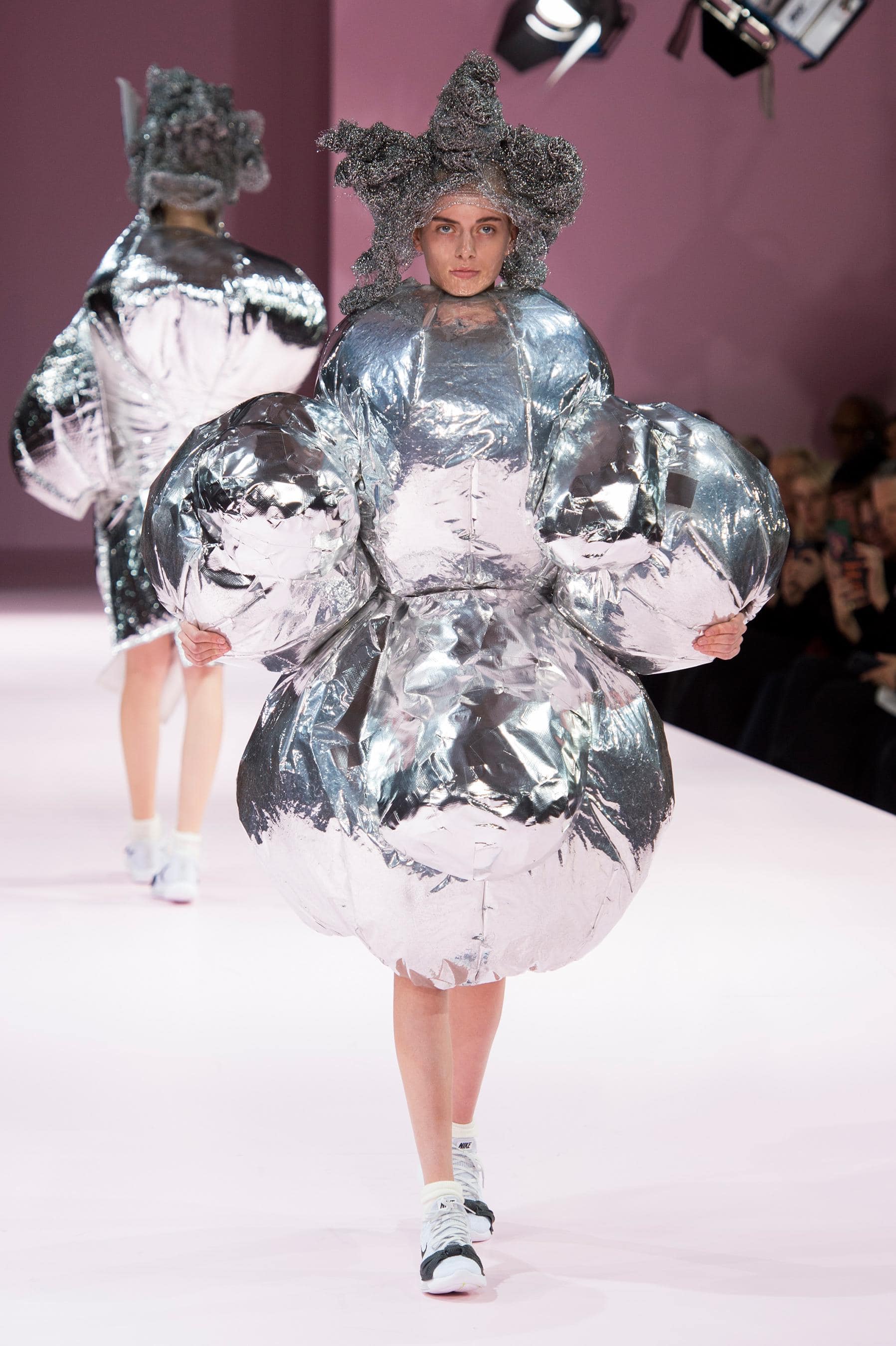omme_des_Garcons_fall_winter_2017_2018_Paris_Fashion_Week_Runway_Revista