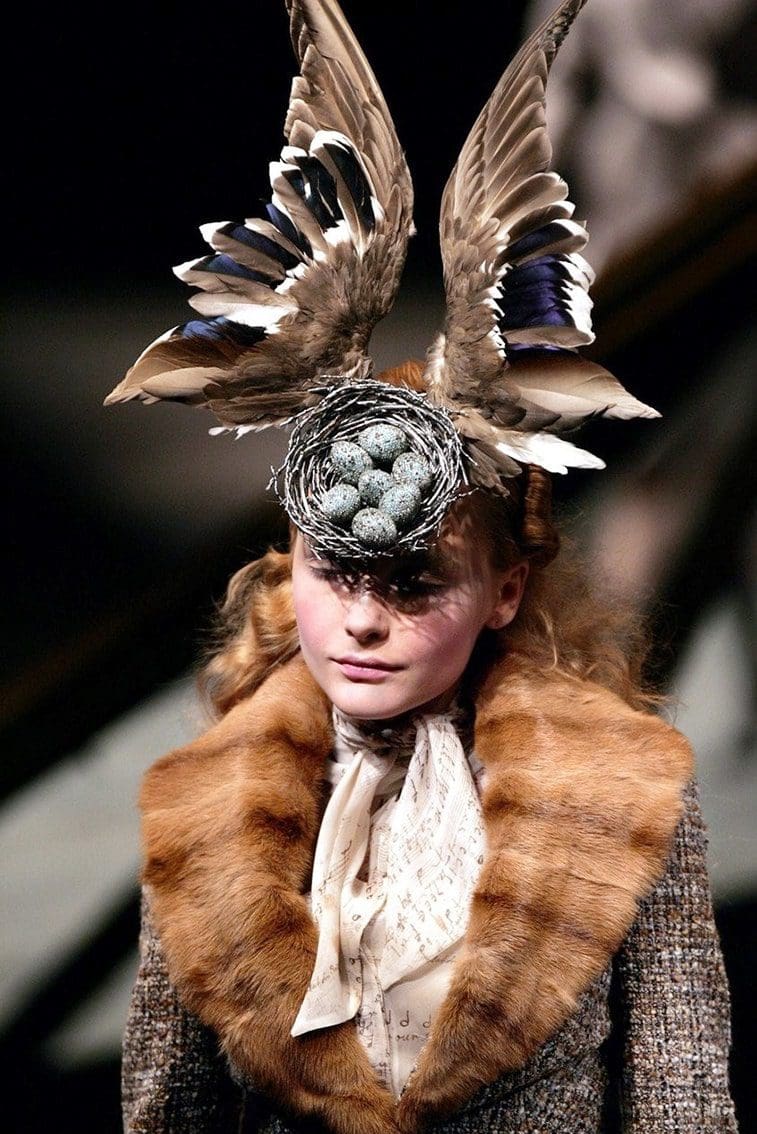 Foto-François-Guillot-philip-treacy-alexander-mcqueen-eleonora-de-gray-runway-revista