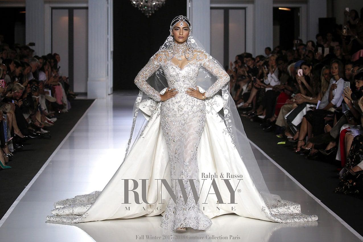 Сонам Капур - звезда Болливуда, автор Runway Магазины Сонам Капур - звезда Болливуда, автор Runway Магазины