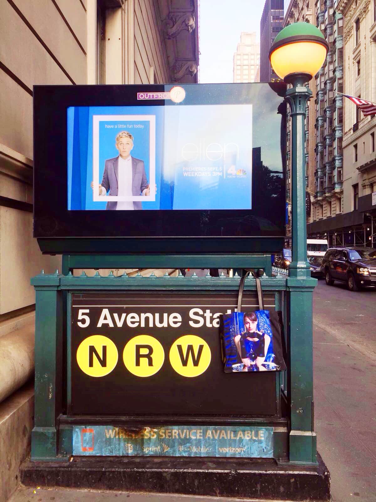 RUNWAY MAGAZINE Tote in New York Wonderland