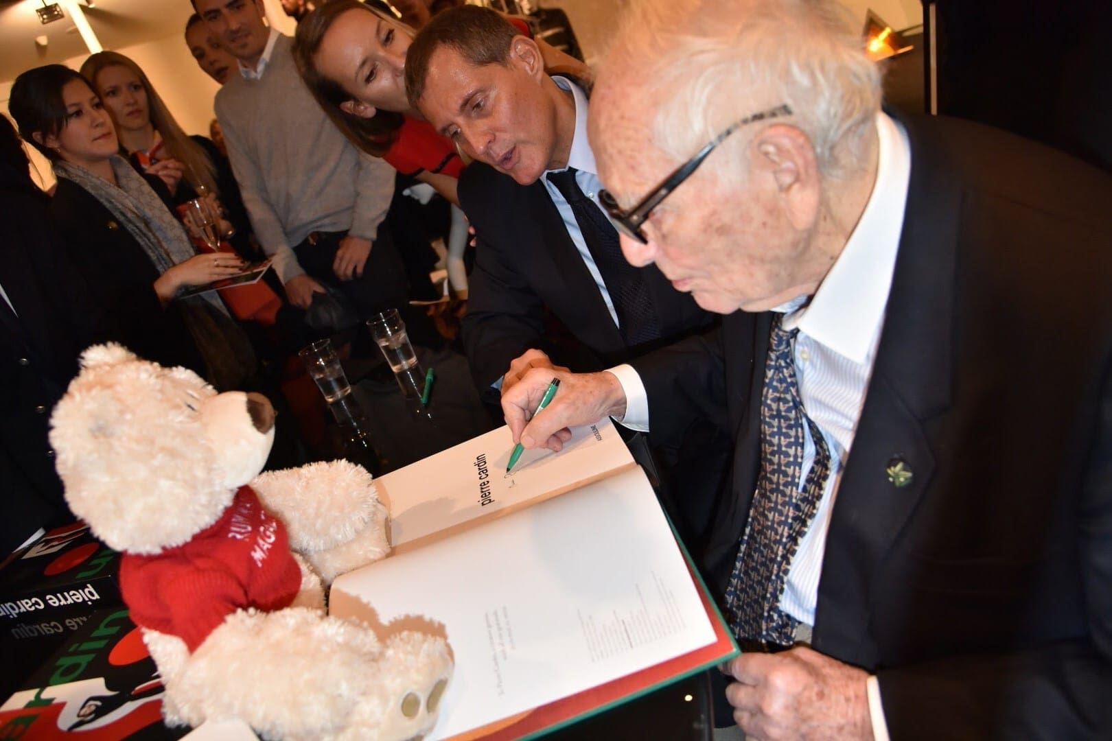 PIERRE CARDIN firma del libro di Runway Magazine