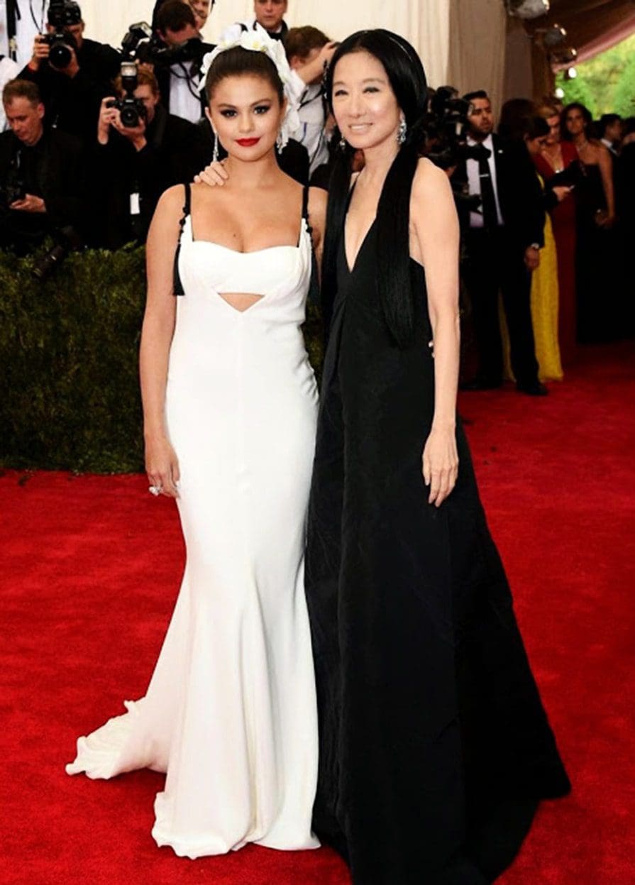 Selena-Gomez-Vera-Wang-eleonora-de-gray-runway-magazine Os três WANGs