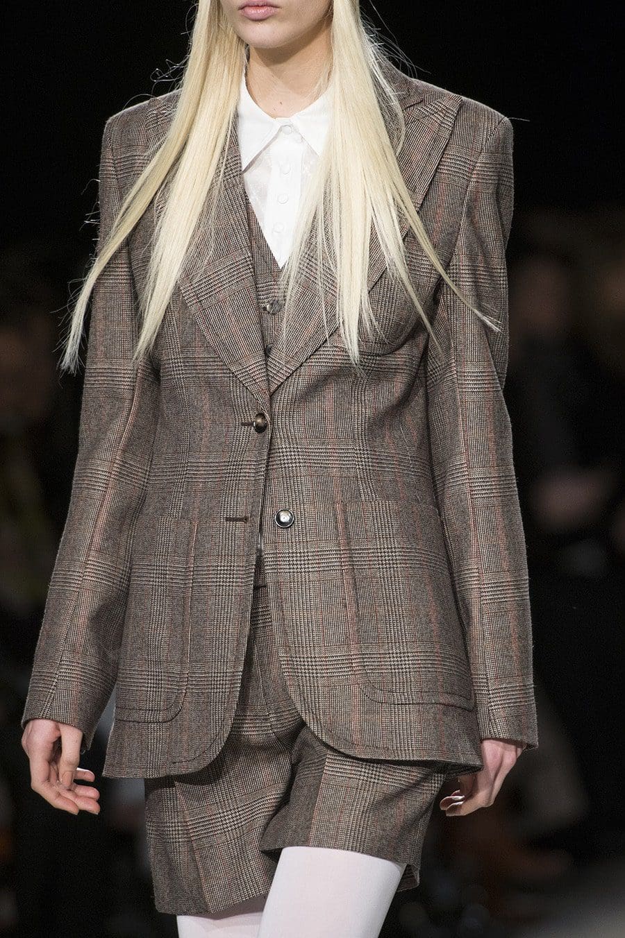Veronique Branquinho para o outono / inverno 2017-2018 Paris Fashion Week by Runway revista