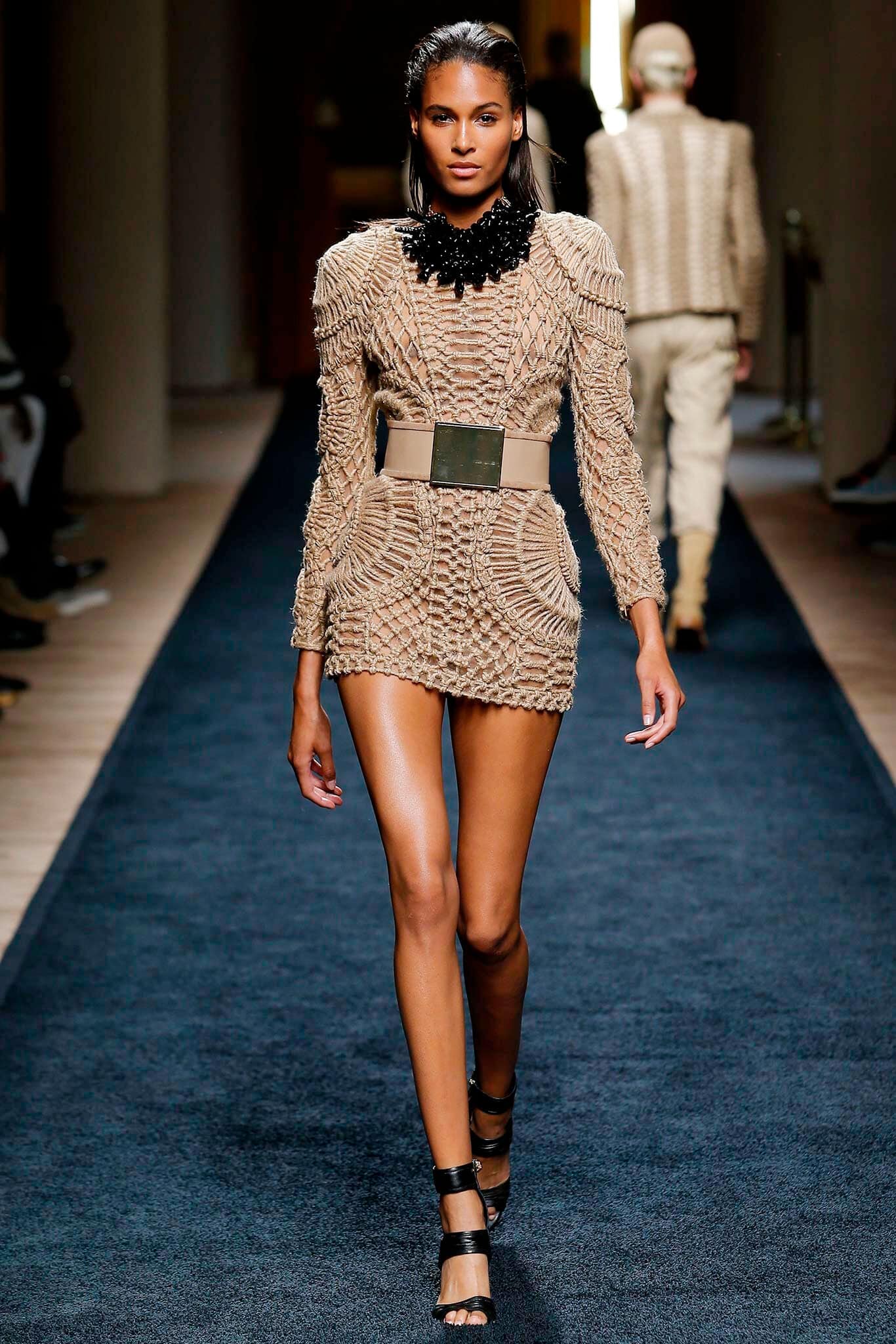 バルマン-シンディ-ブルーナ-Runway-雑誌シンディブルーナ-フランスのトップモデル。 沿って Runway 雑誌