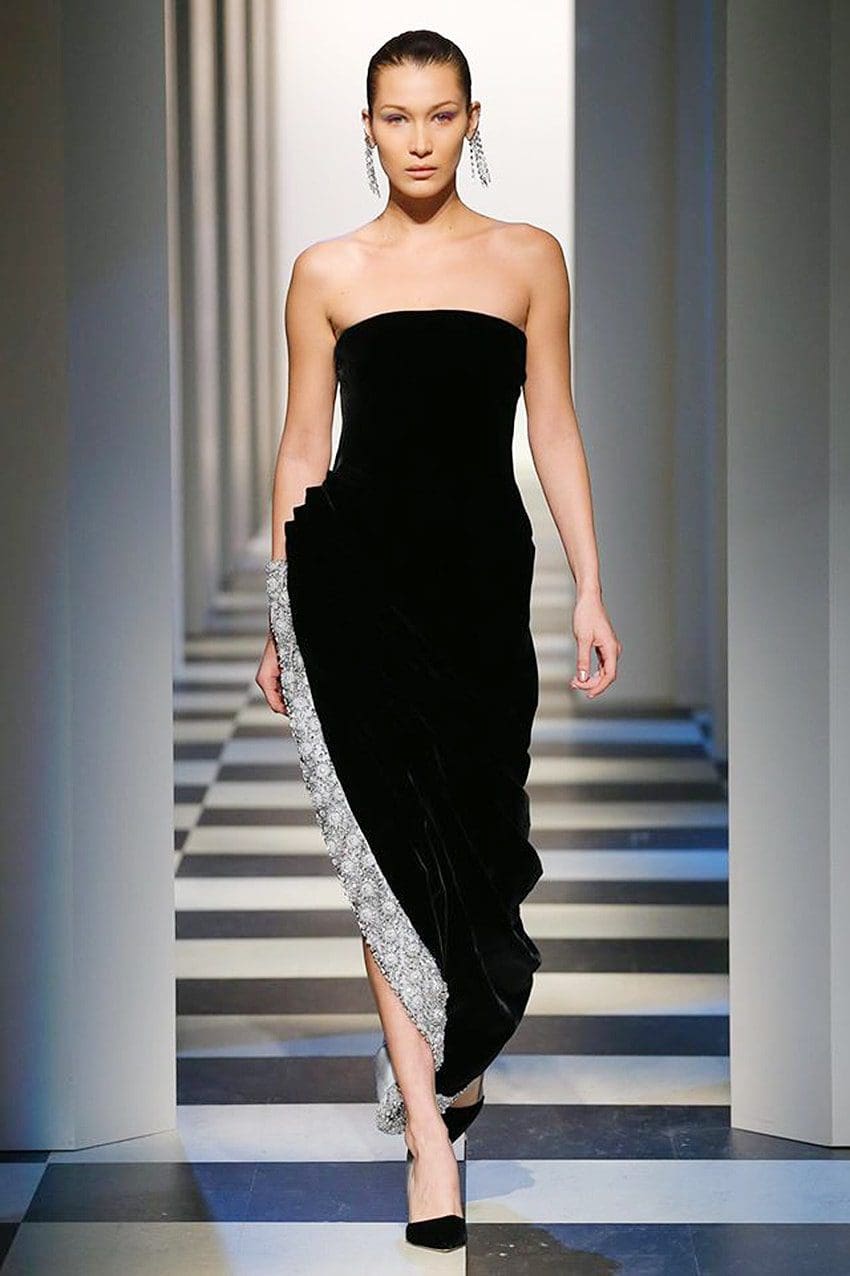bella-hadid-NY-FW17-oscar-de-la-renta-eleonora-de-gray-runway- revista Oscar de la Renta