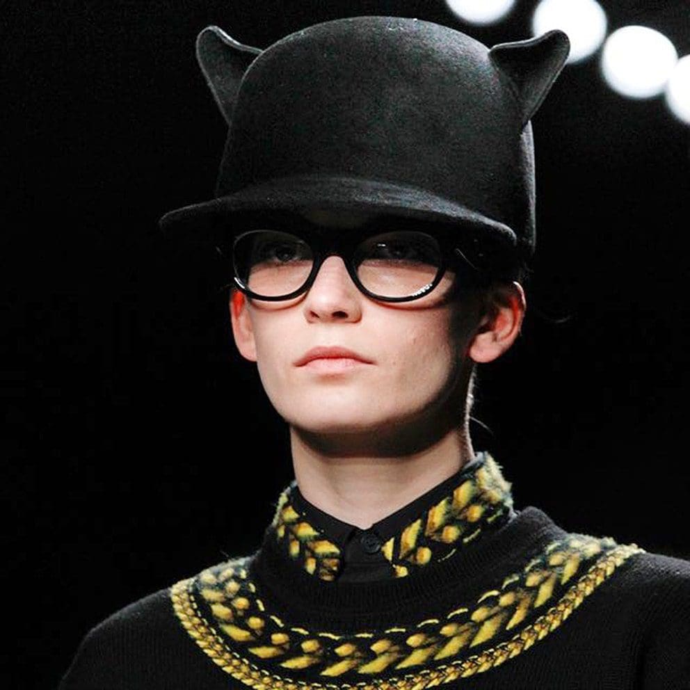 novíssimo chapéu-da-Givenchy-philip_treacy-runway-piece-Eleonora-de-grey-editor-in-chief-runway-revista