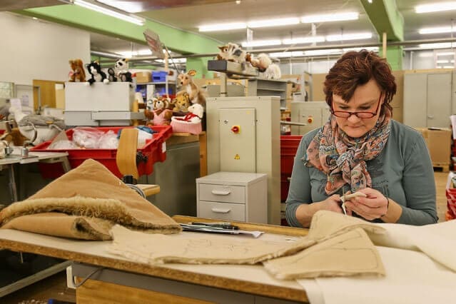 Grande-Bretagne-dernière-usine-ours en peluche-runway-magazine-2