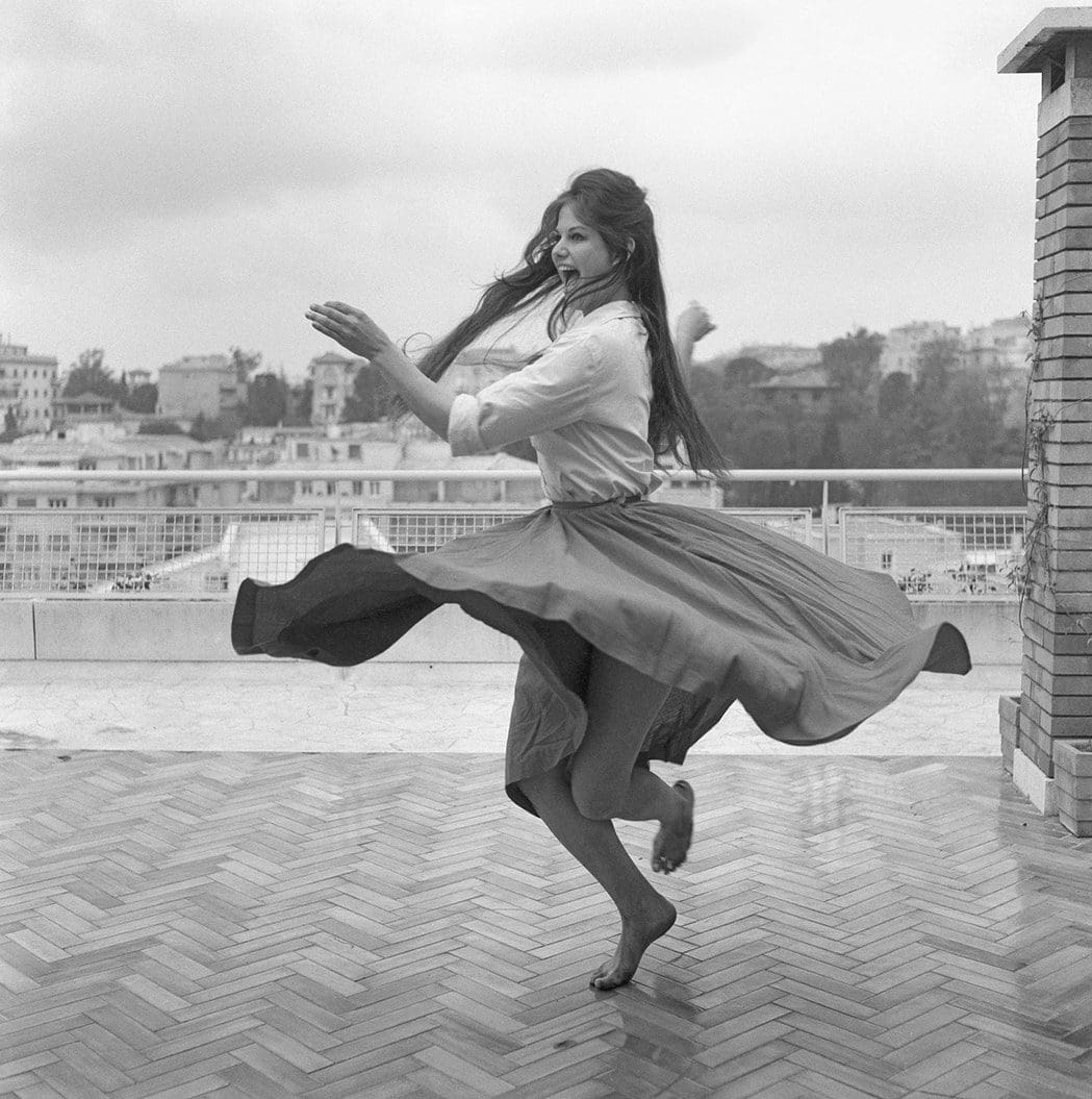 壮大なクラウディア・カルディナーレ- RUNWAY MAGAZINE®オフィシャル