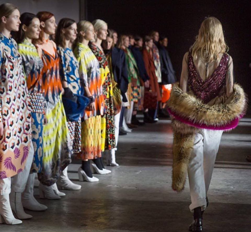 Dries Van Noten bei der Paris Fashion Week Herbst Winter 2017-2018 von Runway Magazin Dries Van Noten bei der Paris Fashion Week Herbst Winter 2017-2018 von Runway Magazin
