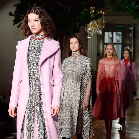 VALENTINO Otoño Invierno 2017-2018 Semana de la Moda de París por Runway Revistas final valentino