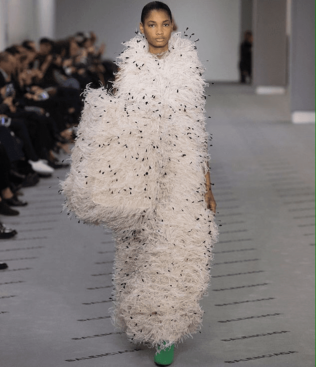 Balenciaga alla Paris Fashion Week Autunno Inverno 2017-2018 di Runway Magazine Balenciaga alla Paris Fashion Week Autunno Inverno 2017-2018 di Runway Magazine