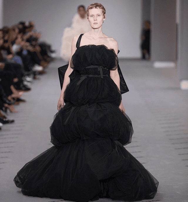 Balenciaga alla Paris Fashion Week Autunno Inverno 2017-2018 di Runway Magazine Balenciaga alla Paris Fashion Week Autunno Inverno 2017-2018 di Runway Magazine