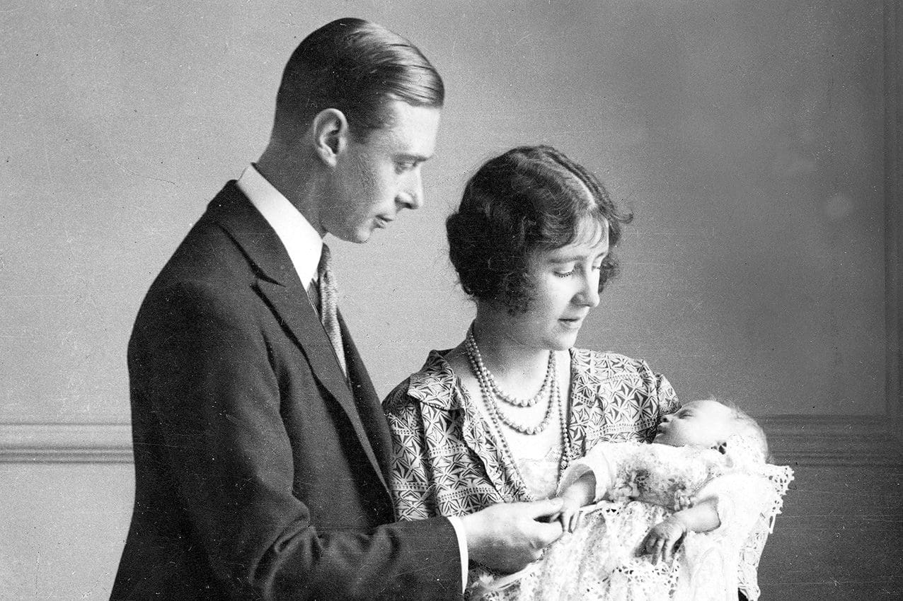 1926年。ヨーク公爵夫人（後のジョージXNUMX世とエリザベス女王、女王の母）は、王室で使用されてきた貴重なキリスト教のローブで眠っている娘（後のエリザベスXNUMX世女王）と一緒に写真を撮りました。世代。