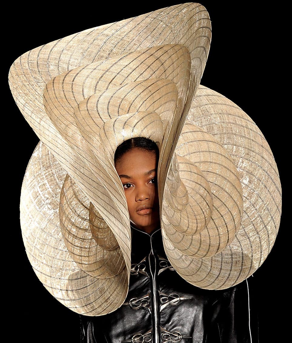 phili-treacy-eleonora-de-gray-runway-revista Philip Treacy