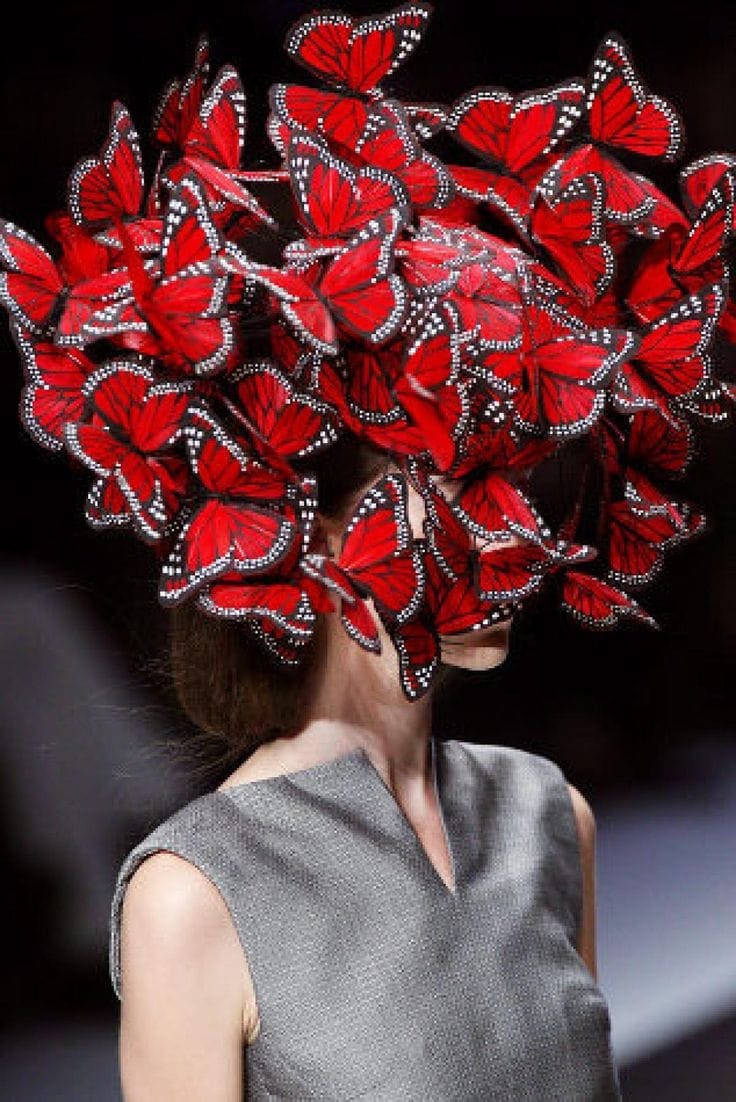 philip-treacy-alexander-mcqueen-eleonora-de-gray-runway-revista