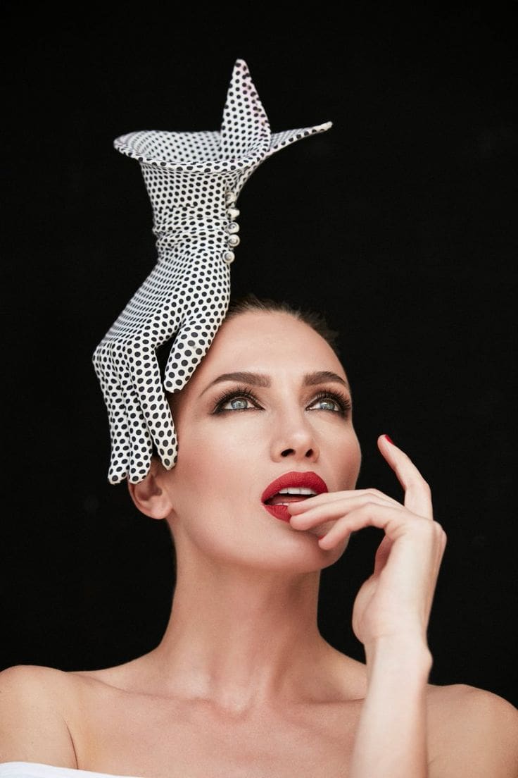 philip-treacy-atkinson-elonora-de-grey-editor-in-chief-runway-revista
