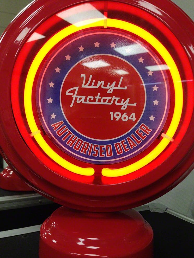 VISITA a FÁBRICA DE VINILO por Runway Revistas