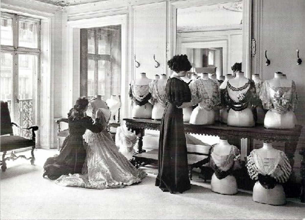 vale la pena la historia del desfile de modas del salónrunway-revista El primer desfile de moda