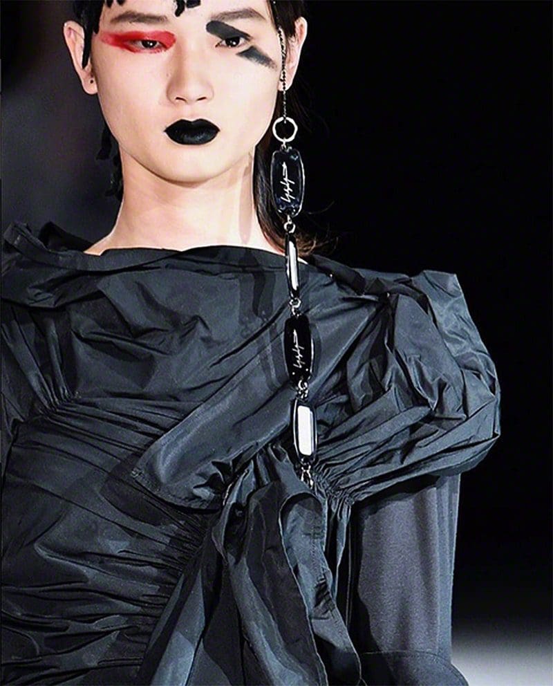 yohjiyamamoto-diseñador de moda-Detalles-PFW17-comunicación-eleonoradegray-editora jefe-paris-nuevayorkL-losangeles-runwayrevista