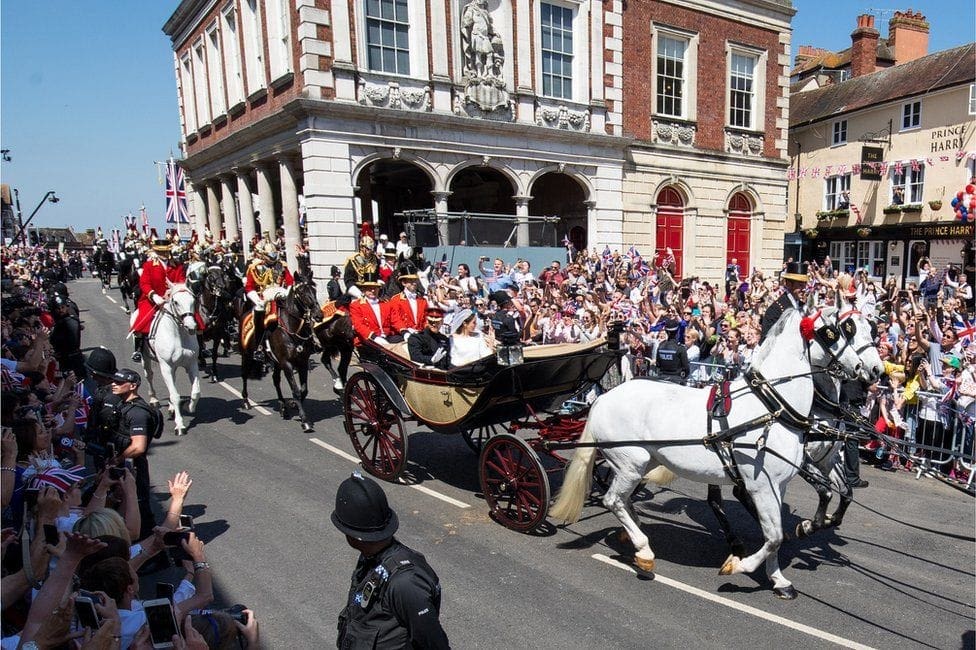 Príncipe Harry, duque de Sussex y Meghan Markle - Boda real 2018 de Runway Revistas