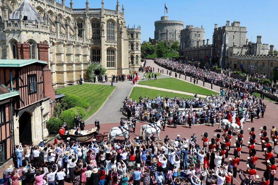 Príncipe Harry, duque de Sussex y Meghan Markle - Boda real 2018 de Runway Revistas
