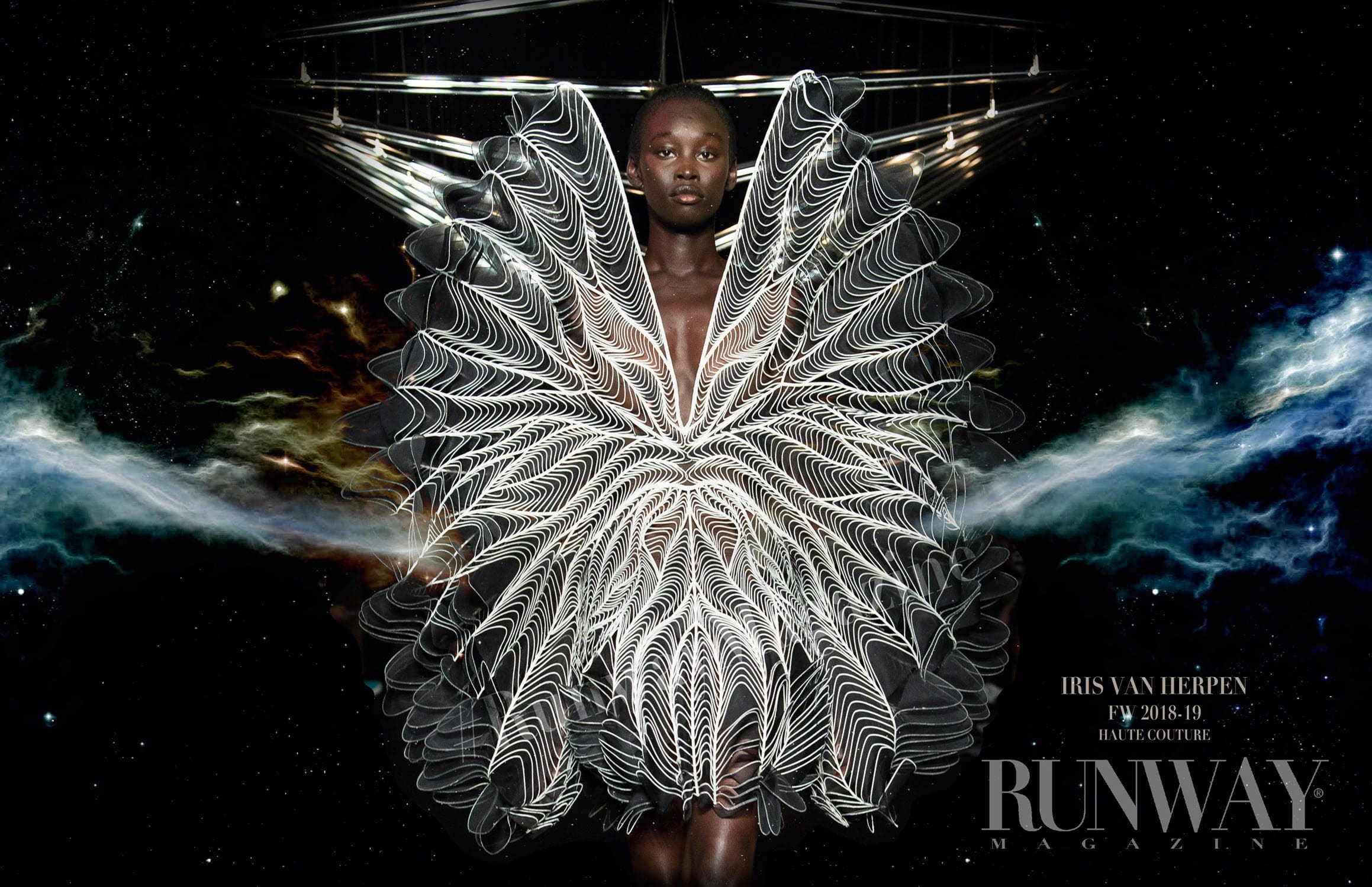 Iris van Herpen Haute Couture Autunno-Inverno 2018-19 Paris Fashion Week di RUNWAY MAGAZINE