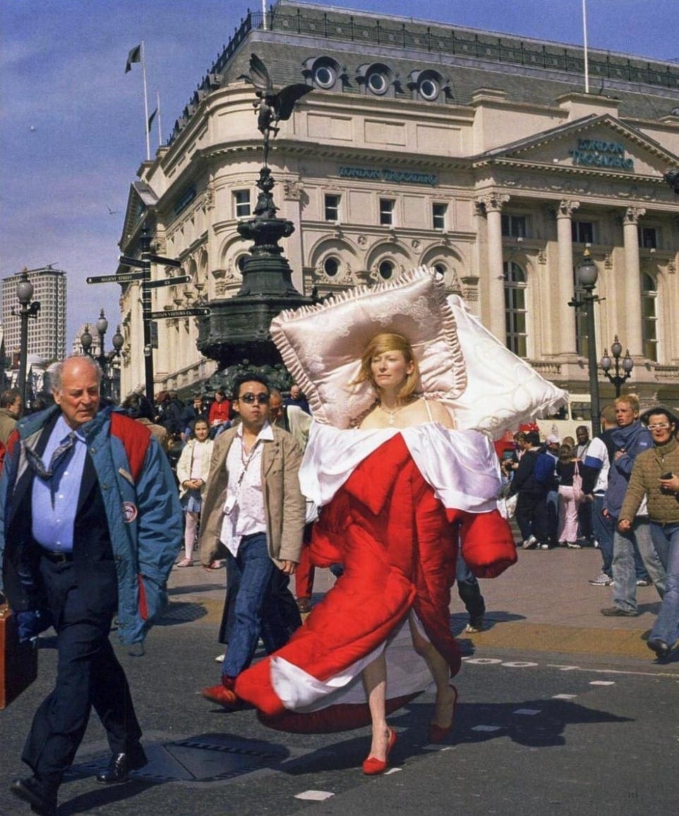TILDA SWINTON - Viktor Rolf Haute Couture Automne-Hiver 2018-19 par RUNWAY MAGAZINE