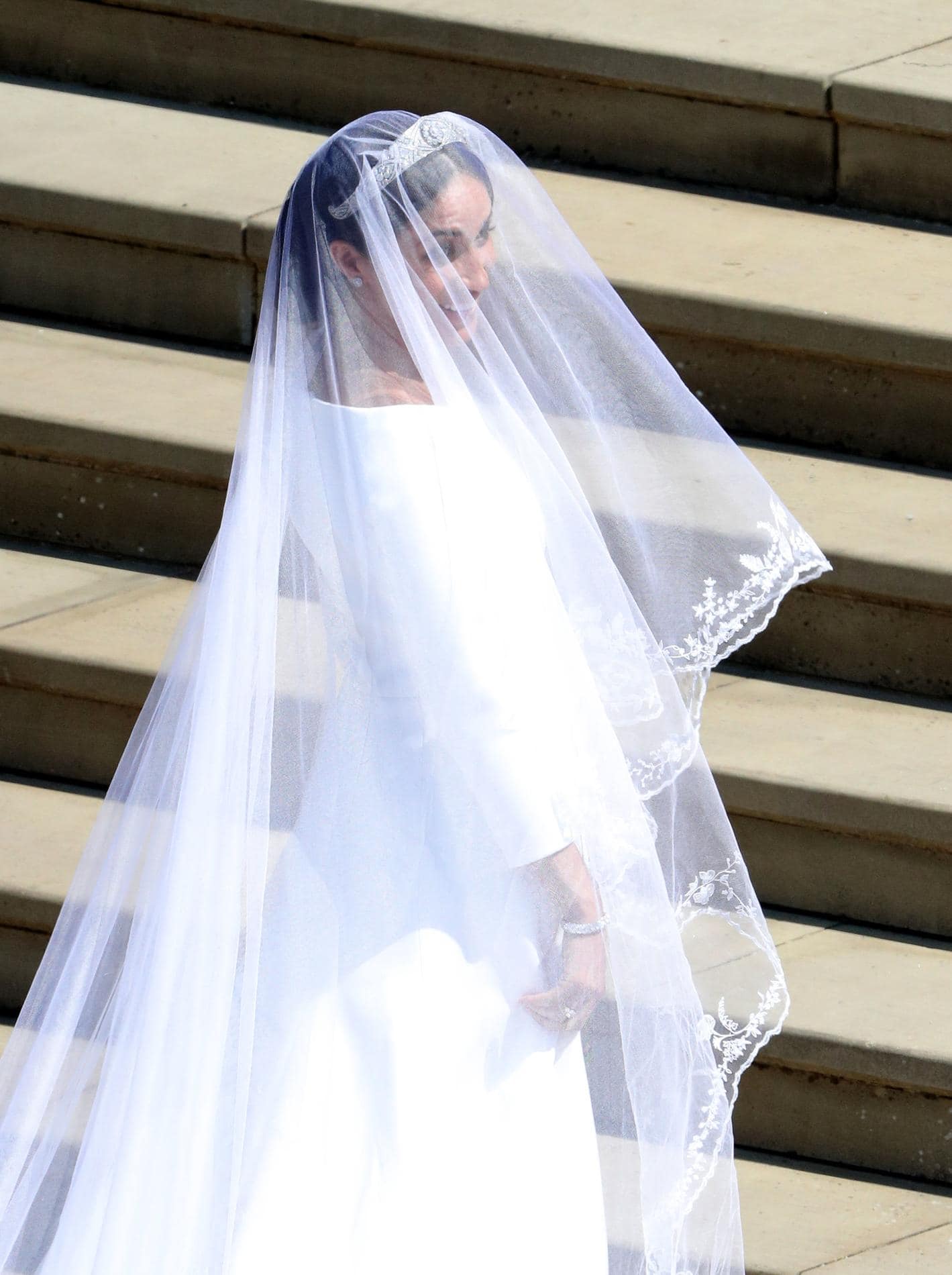 WINDSOR, REINO UNIDO - 19 DE MAYO: Meghan Markle llega para su boda con el Príncipe Harry en la Capilla de San Jorge, en el Castillo de Windsor, el 19 de mayo de 2018 en Windsor, Inglaterra. (Foto de Andrew Matthews - WPA Pool / Getty Images) - Boda real 2018 por Runway Revistas