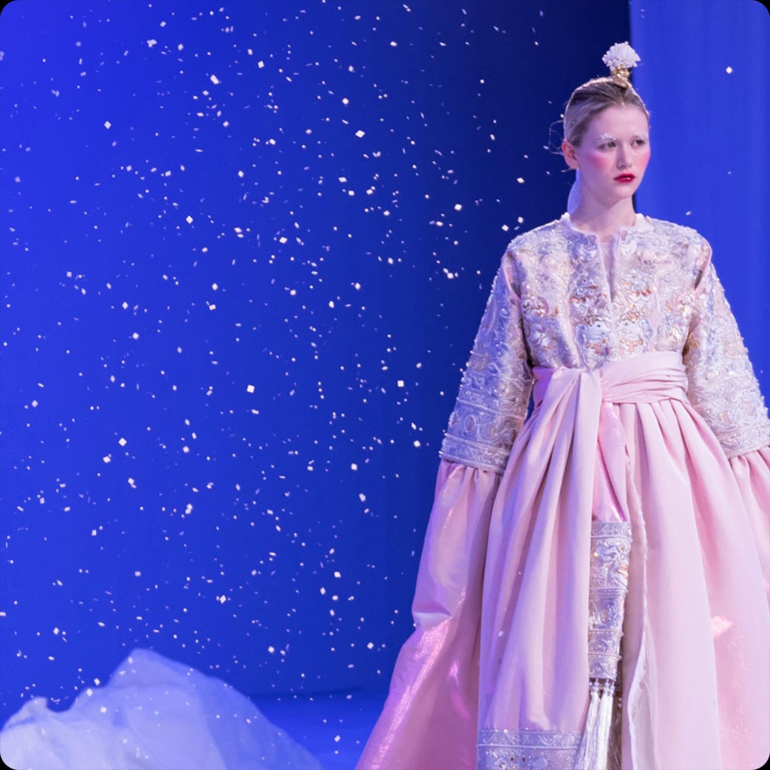 Guo Pei Haute Couture Printemps Été 2020 Semaine de la mode de Paris. Reportage spécial par RUNWAY MAGAZINE