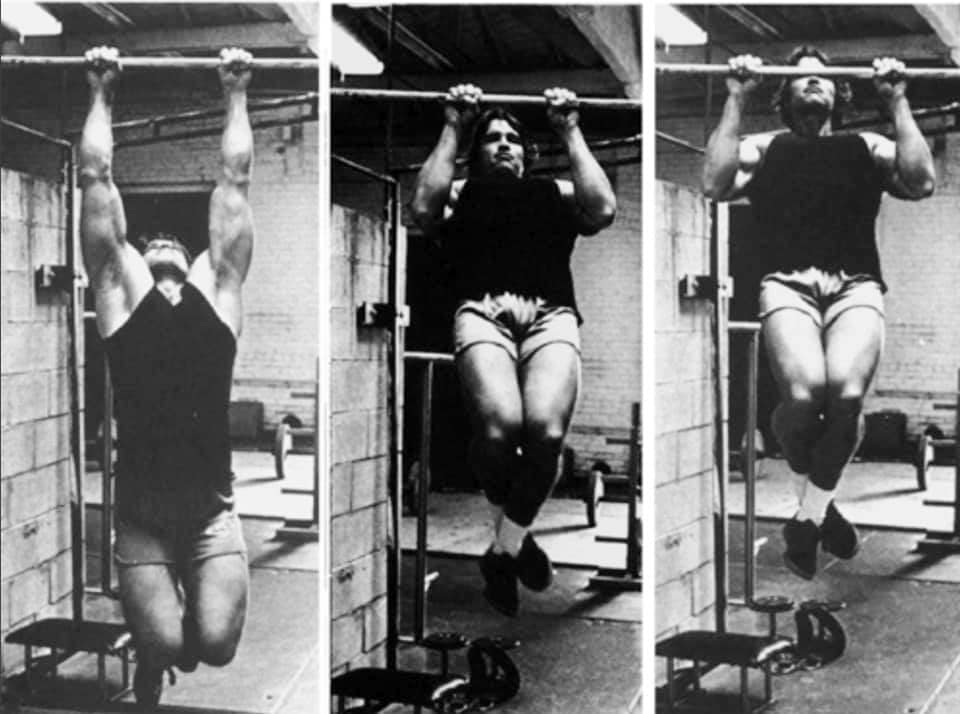 Arnold Schwarzenegger - ejercicio en casa por RUNWAY REVISTA