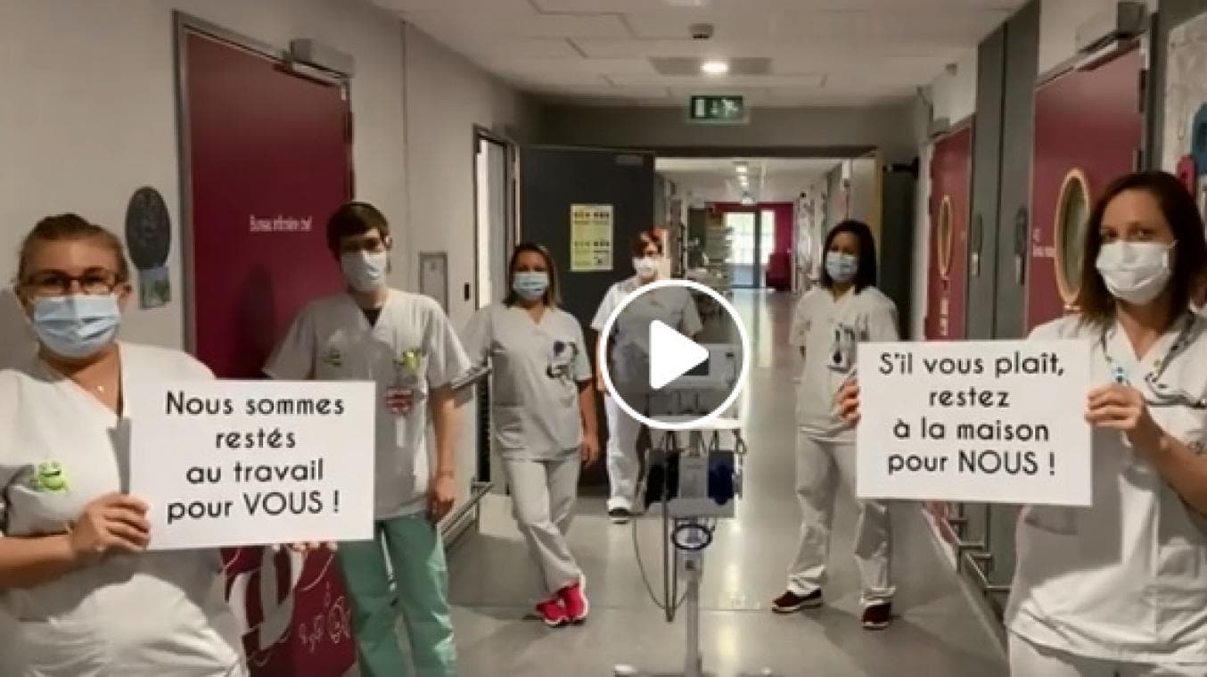Doctores y enfermeras francesas - mensaje de MANTENERSE EN CASA
