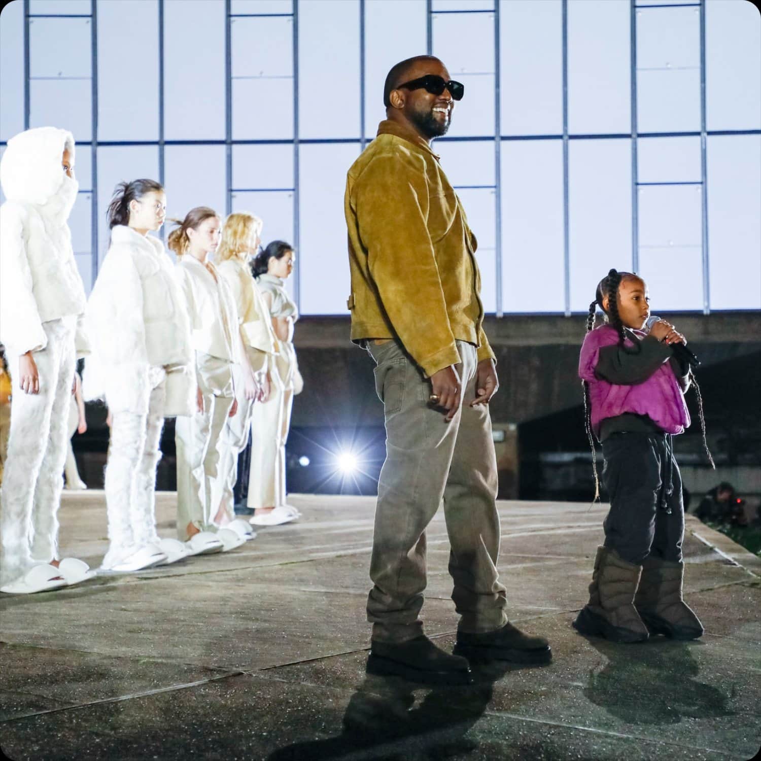 Kanye West à la présentation Yeezy lors de la Fashion Week de Paris par RUNWAY MAGAZINE