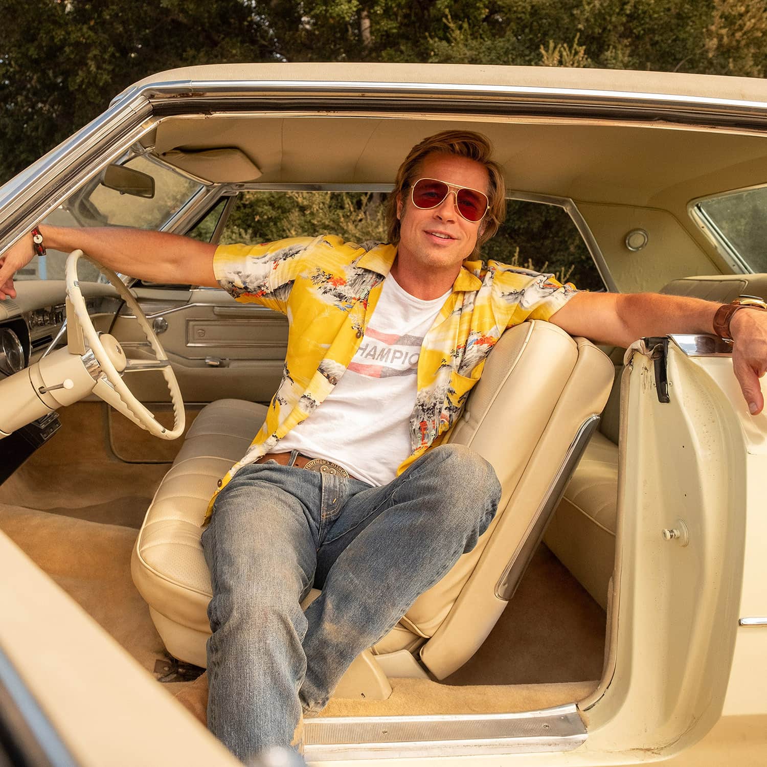 Brad Pitt im gelben Hawaiihemd - Es war einmal in Hollywood