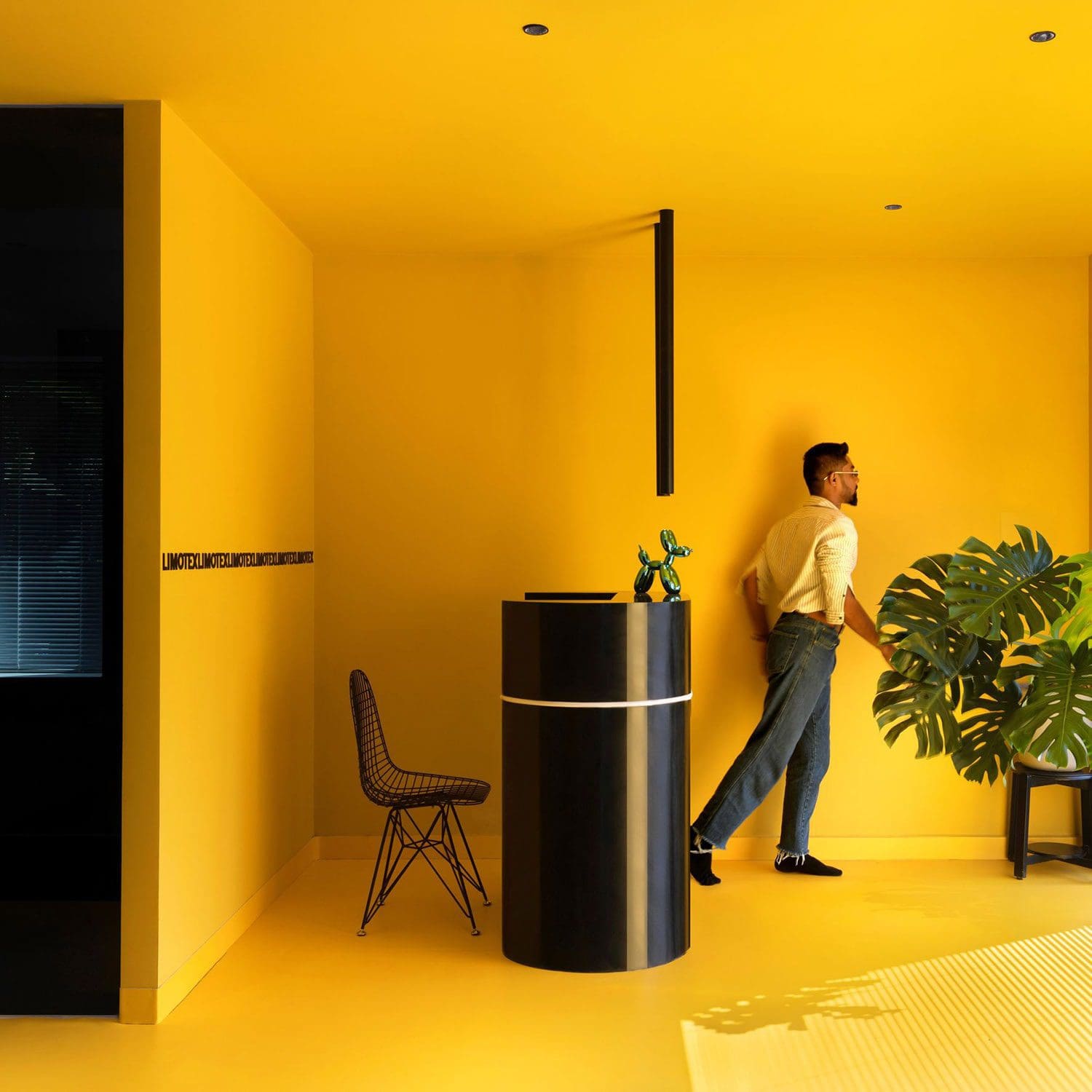 Gelbes Bürointerieur