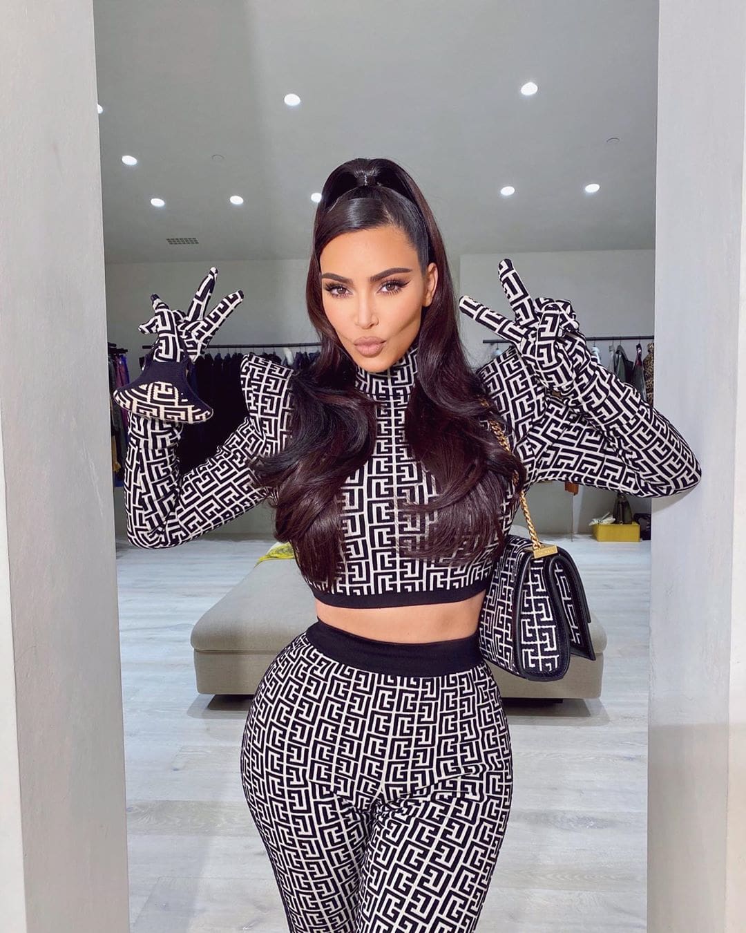 Kim Kardashian dans Balmain printemps-été 2021 par RUNWAY MAGAZINE