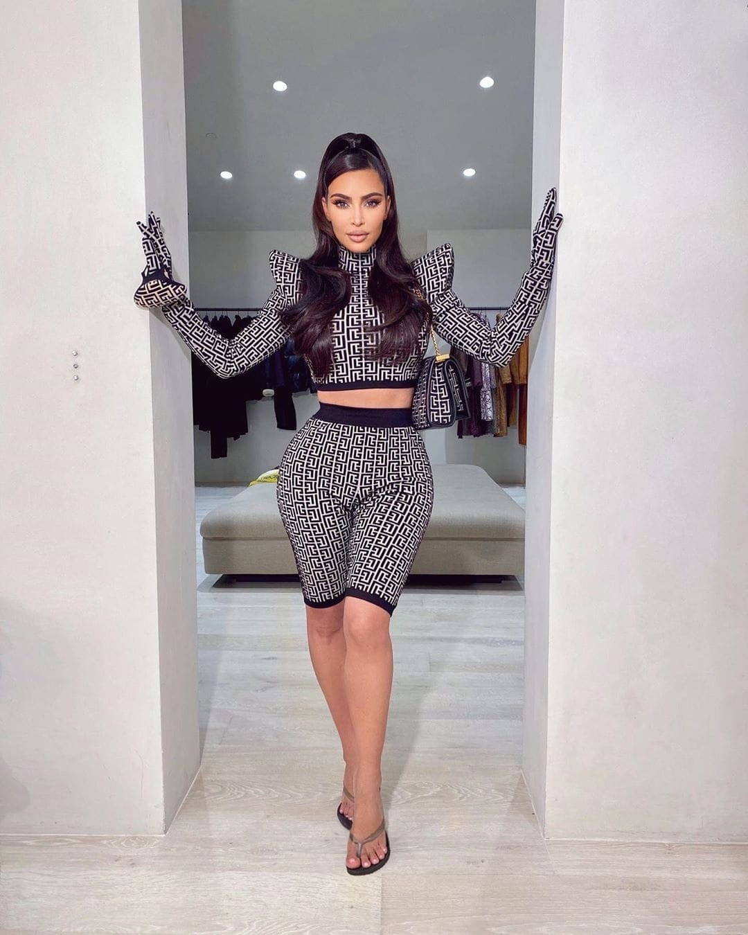 Kim Kardashian dans Balmain printemps-été 2021 par RUNWAY MAGAZINE