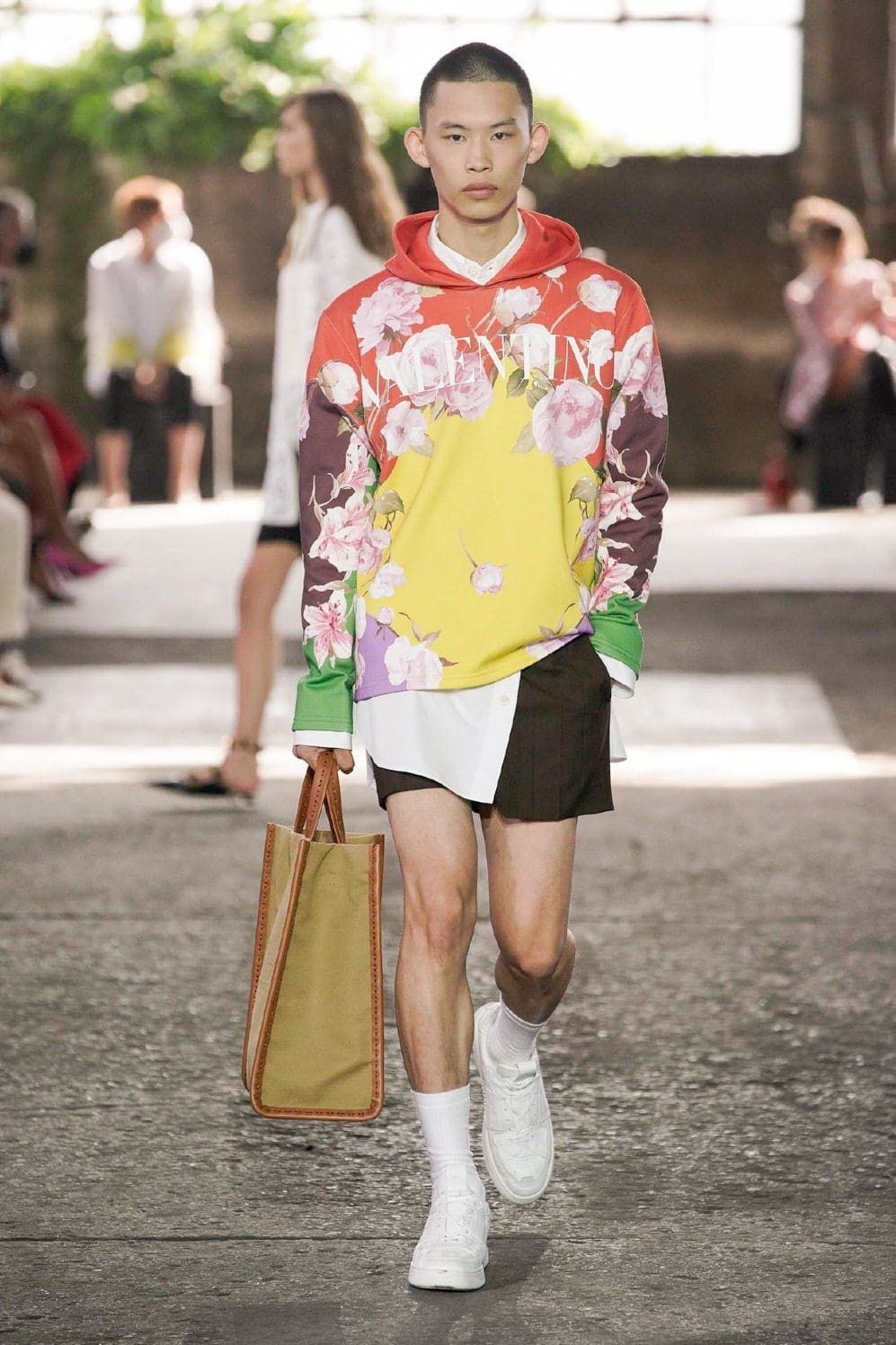 华伦天奴（Valentino）2021春夏米兰by RUNWAY 杂志