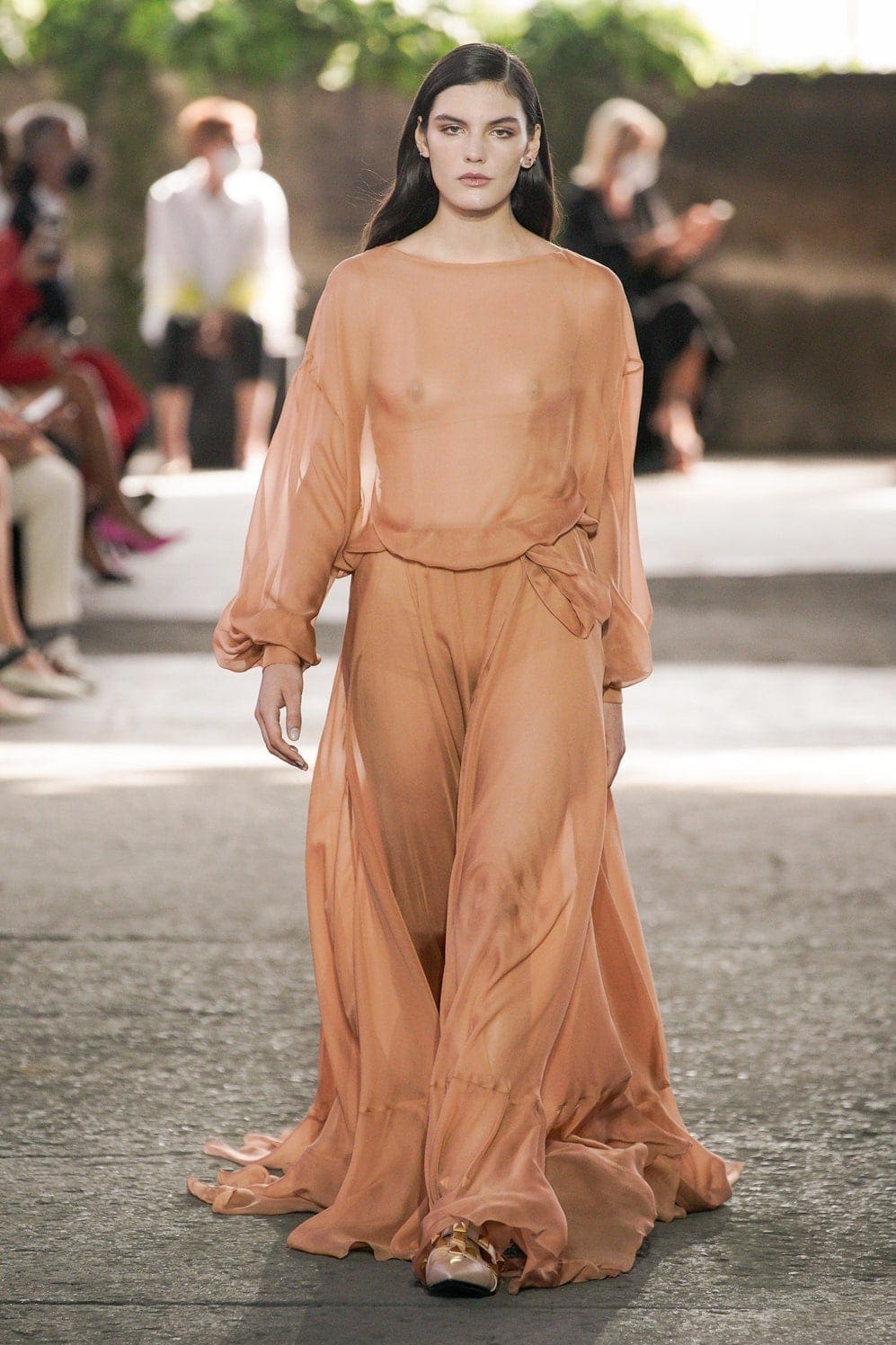 华伦天奴（Valentino）2021春夏米兰by RUNWAY 杂志