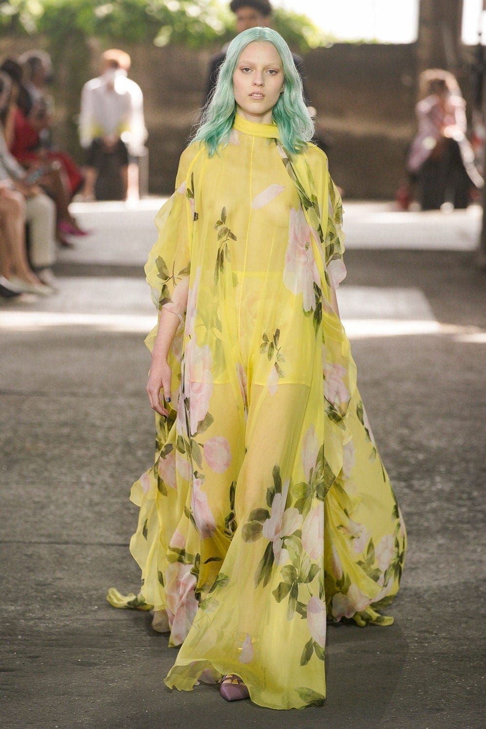 华伦天奴（Valentino）2021春夏米兰by RUNWAY 杂志