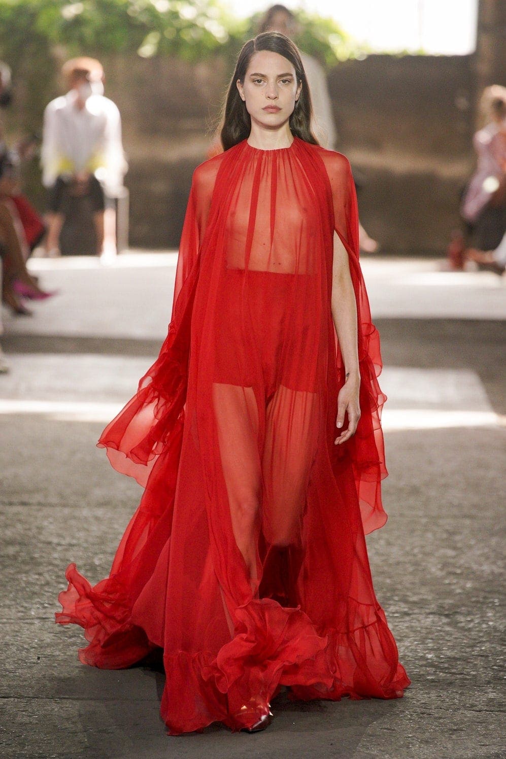 华伦天奴（Valentino）2021春夏米兰by RUNWAY 杂志