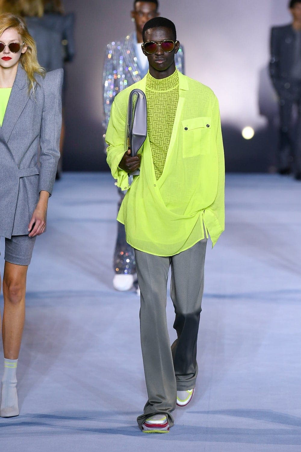 Balmain Printemps Été 2021 par RUNWAY MAGAZINE