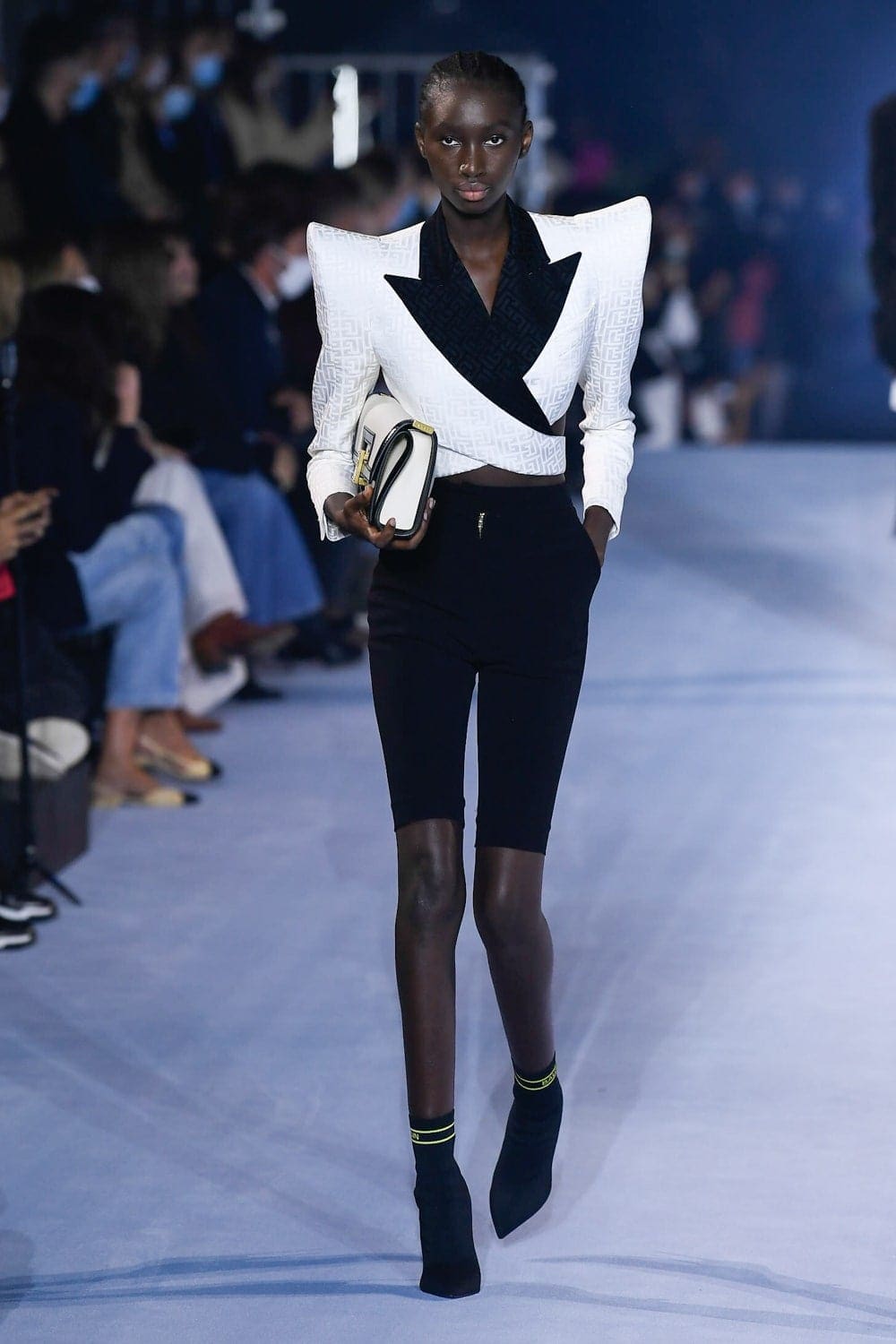 Balmain Printemps Été 2021 par RUNWAY MAGAZINE