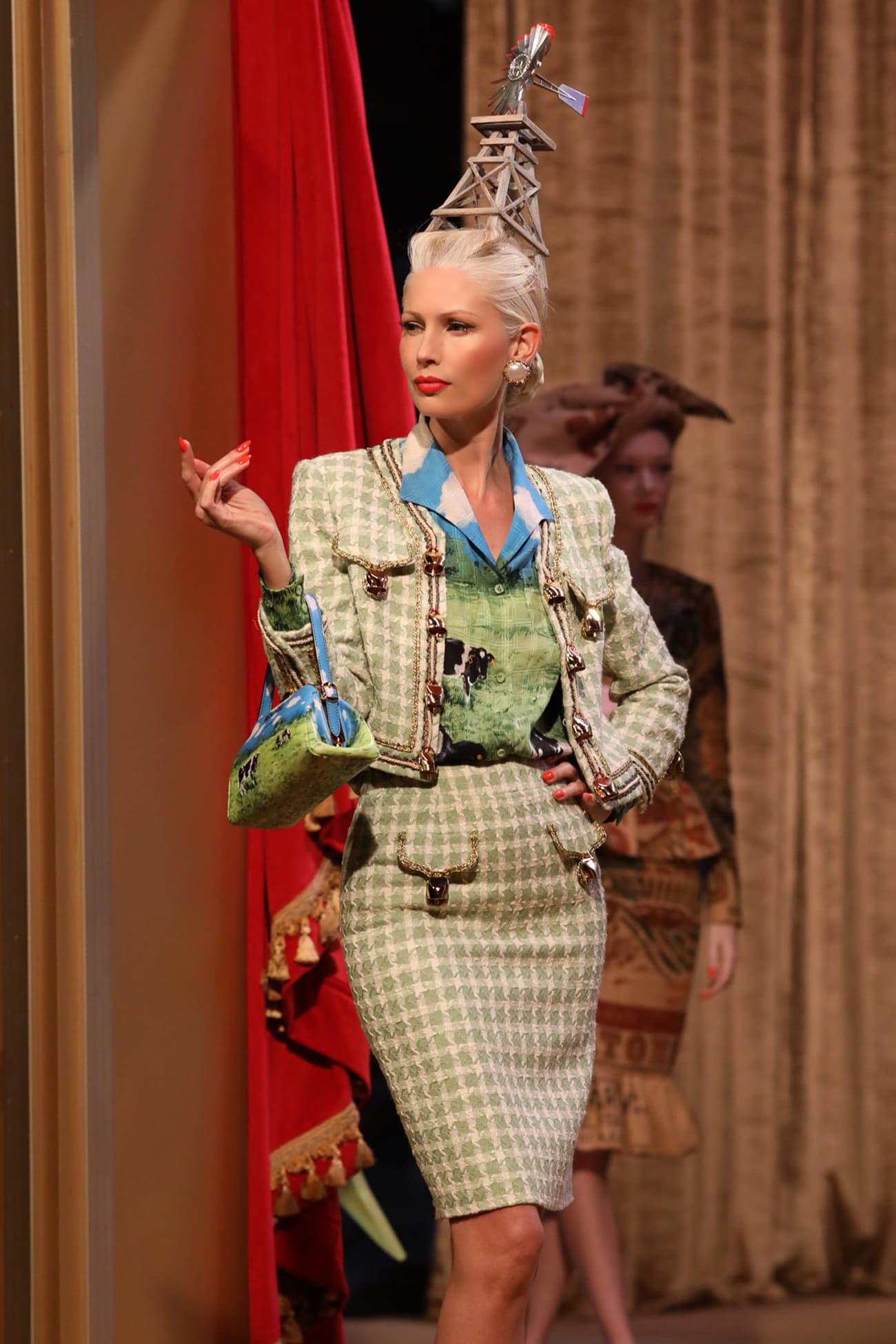 舞台裏モスキーノ秋2021年-2022年 RUNWAY マガジン