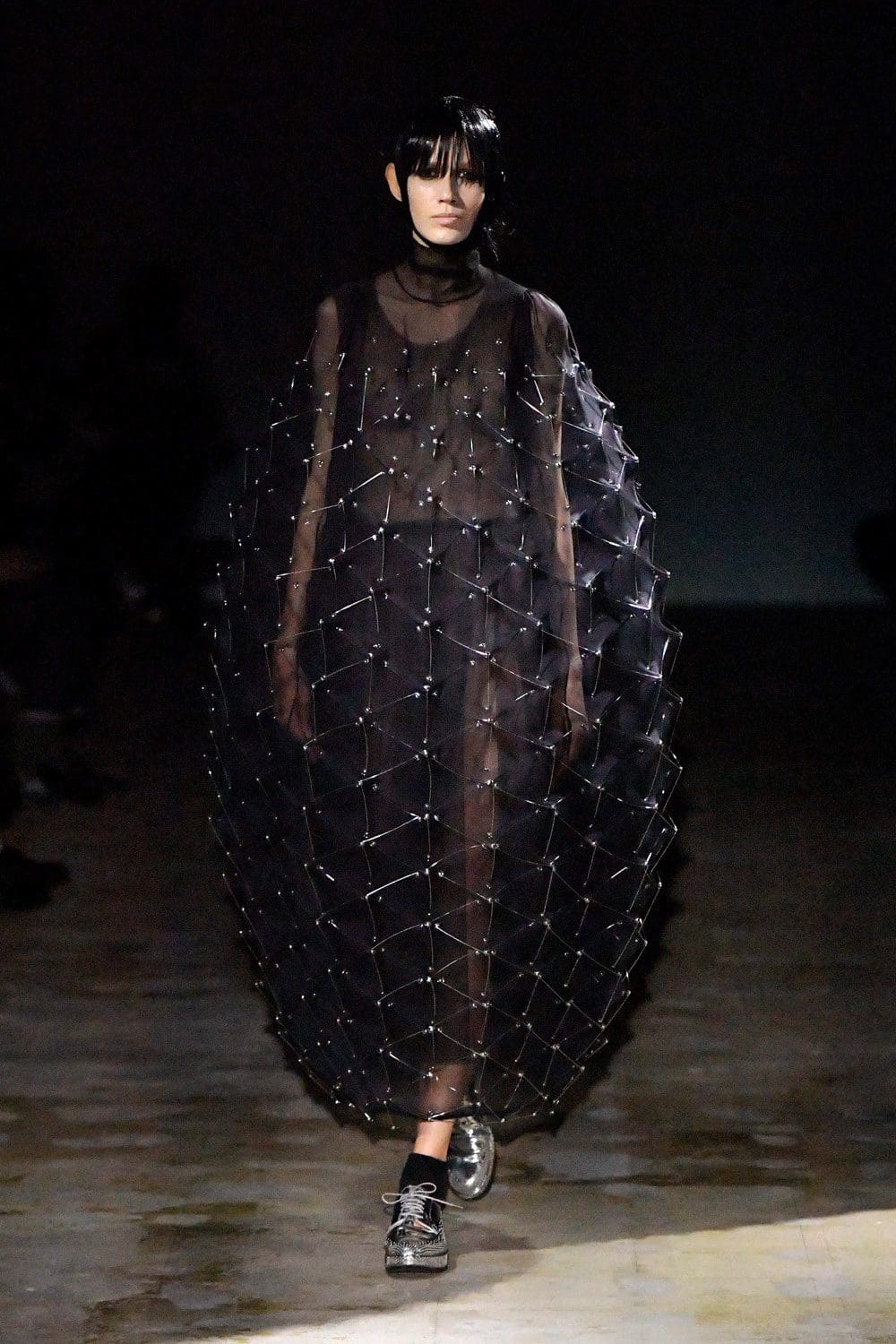 Noir Kei Ninomiya Automne Hiver 2021-2022 par RUNWAY MAGAZINE