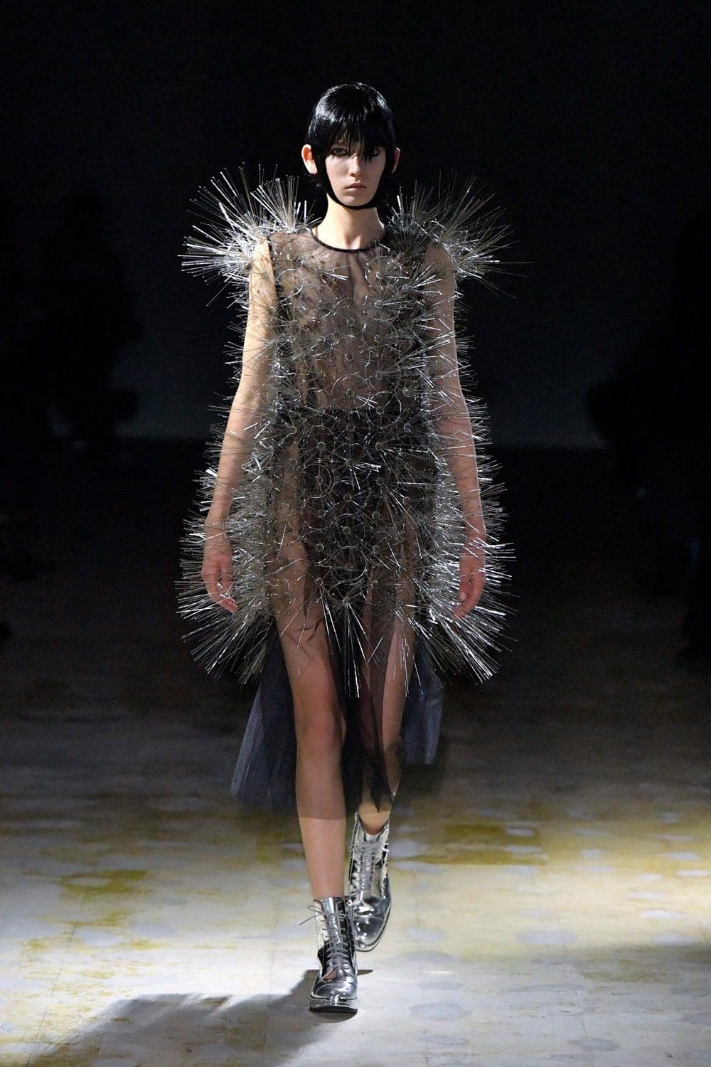 Noir Kei Ninomiya Automne Hiver 2021-2022 par RUNWAY MAGAZINE
