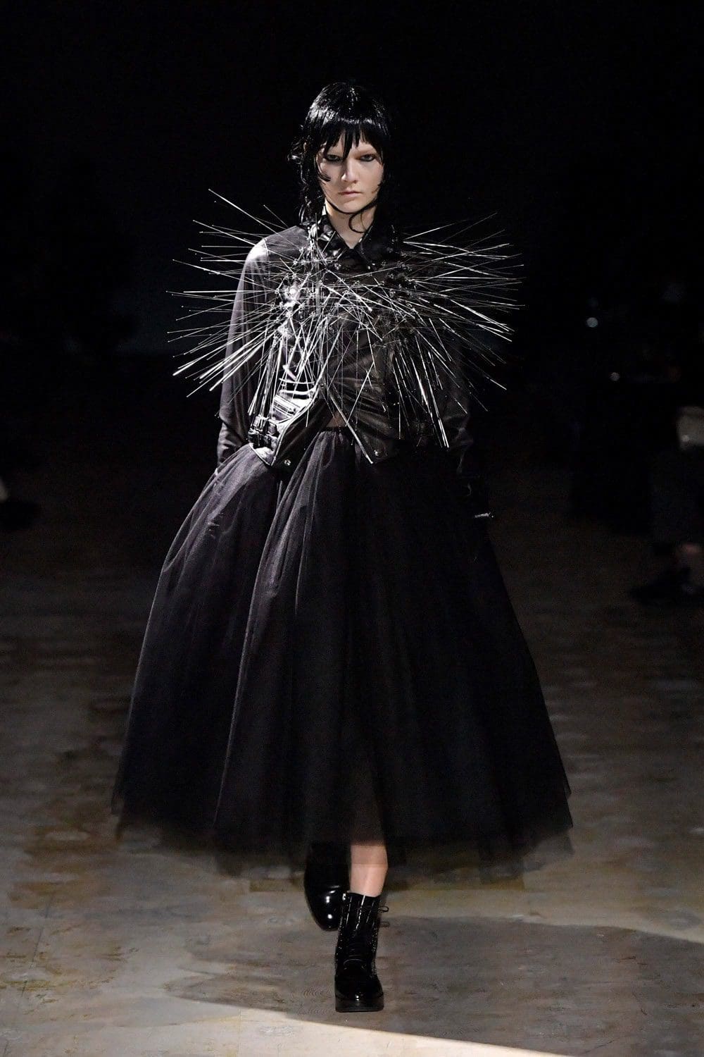 Noir Kei Ninomiya Automne Hiver 2021-2022 par RUNWAY MAGAZINE