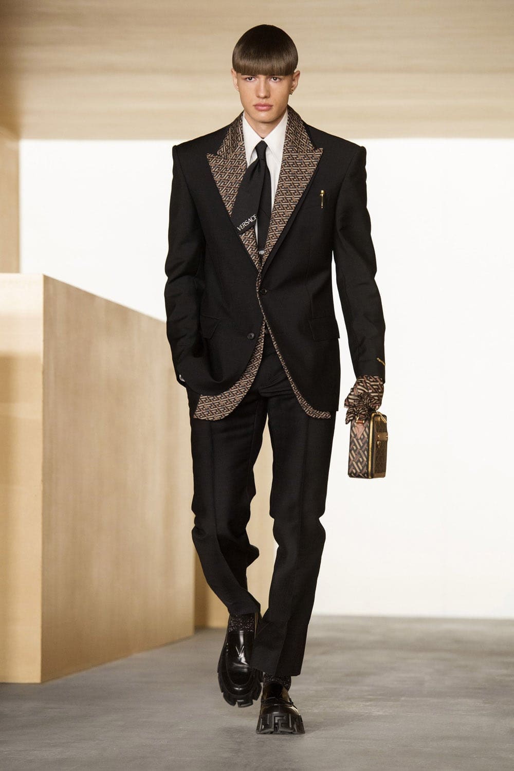 Versace Fall Winter 2021-2022 Paris by RUNWAY MAGAZINE