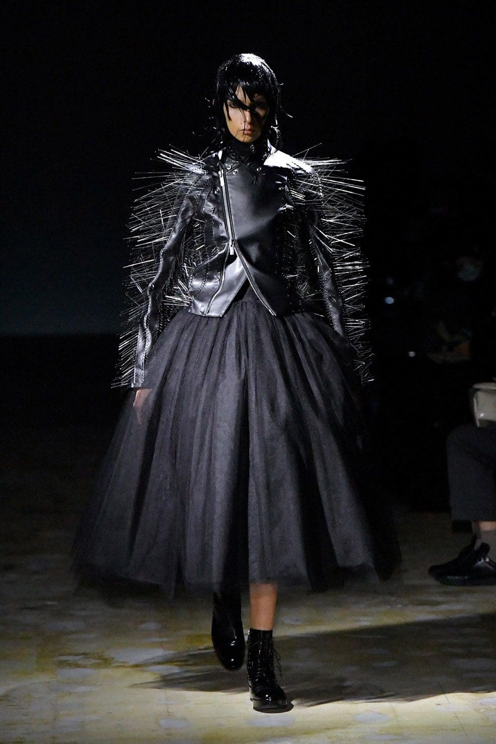 Noir Kei Ninomiya Automne Hiver 2021-2022 par RUNWAY MAGAZINE